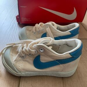 Vintage 1980s Nike Baby Lil Nipper Size 4 canvas shoes